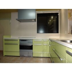 リフォーム前は、窓が小さくて吊戸棚に光を遮られるL型対面ｷｯﾁﾝ。日中でも電気をつけないと作業ができないということが一番の不満でしたので、とにかく明るくしたいというご希望にお応えしました。