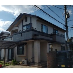外壁塗装はお家の印象を決定づけるもの。
塗装の色をお施主様と何度も打合せをし色合いなどを調整しながら進めました。