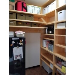 食器棚や手持ちの収納ラックなどを活用していたパントリースペースにオープンの造作棚を作りました
