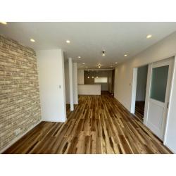 落ち着きのある木目調の床と石畳調のクロスがワンランク上のお洒落空間に。
ふたりで過ごす時間が自然と増える、心が整うリビングです。