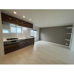 料理をする人、くつろぐ人、同じ空間にいながら視線が抜ける設計と落ち着いた色合いが、
暮らしを静かに支え、“ちょうどいい距離感”と心地よさを生み出します。