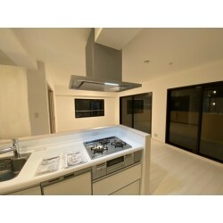 築３２年の３ＬＤＫマンションを全面リノベーション！白基調で施工し、おしゃれで居心地のいい空間となりました。