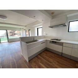 建具や設備を白ベースにすることで清潔感あふれる大人の空間なお住まいが爆誕しました！