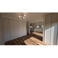 シンプルなホワイトベースの壁紙と木目フロアが映える洗練空間