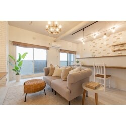 玄関と水廻りが間取りの真ん中、その両側にＬＤＫゾーンと洋室ゾーンに
振り分けられていた間取りでした。
このセンターゾーンの可変が難しく、また光が届きにくいエリアでもありました。
そこで今回は白が基調のシャビーシックリノベーションによる
明るく生まれ変わったセンターゾーンは勿論のこと、
圧迫感があった独立キッチンコーナーもＬＤＫへ移設することにより
明るく開放感いっぱいのキッチンへ