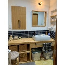 北欧インテリア好きのお客様・・・可愛らしく使い勝手良い洗面室をご希望でした。あらかじめ収納するカゴなどを設定し、造作で洗面台をおつくりしました。洗面ボウルはサンワカンパニーの商品で、かなり深型の商品になります。使い勝手はかなりいいそうです。