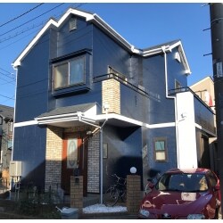 外壁をアイボリーからネイビーへ。カラーシミュレーションも行い、お客様の目で見て納得していただいたので、施工後もとても満足いただきました。