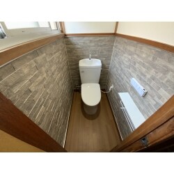 トイレはピュアレストQR、クロスはグラビオエッジで施工をしました。
