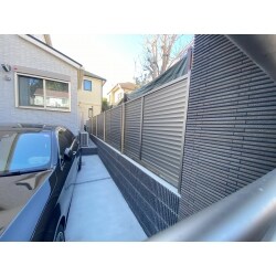 従来からのブロック塀の内側にデザインブロックのスレンダーリブを利用し駐車場との統一感を出しました。
リクシルのフェンスとスレダーリブの組み合わせで上品なエクステリア空間に。