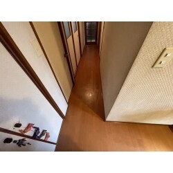 廊下の一部がベコベコしてしまっていたので下地補修をしてフローリングの重ね張りをしました。
