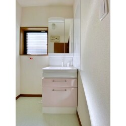 中古住宅をご購入後、洗面化粧台を新しく致しました。鏡の中に収納がありますので、スッキリ見えます。洗面器は人造大理石になりますので、お掃除もしやすく高級感もでます。