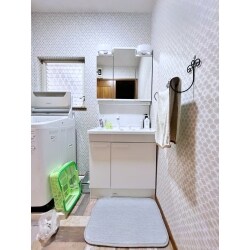 洗面化粧台を新しく致しました。脱衣場の床・壁・天井はクロス貼替をし、明るく清潔感のある脱衣場になりました。