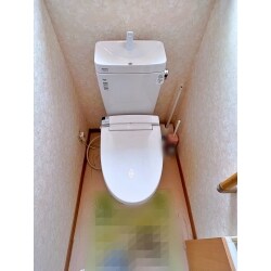 長年使用したトイレをリフォーム致しました。清潔感、機能性共にアップし、お施主様もご満足くださいました。