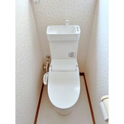 トイレの入替と壁、天井、床の張替えを致しました。明るく清潔感のあるトイレ空間になりました。