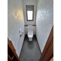 クロスと床を貼替、トイレも新しくなりスタイリッシュでカッコイイ、トイレ空間になりました。