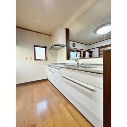 LDKを明るく広くしたいとのことでご来店。ダウンライトへ変更し吊戸部分も撤去しました。
明るく開放感のある、とても素敵なキッチンですね。