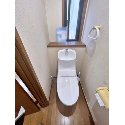 清潔感あふれるトイレ空間になりました。