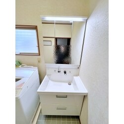 スッキリ収納でき、人気のお掃除ラクラク壁出し水栓です。洗面ボウルには水切りが付いています。