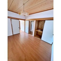 中古住宅をご購入後、壁、床を新しく張替えました。