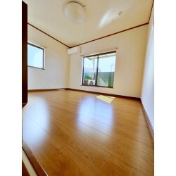 中古住宅をご購入後、リフォームをさせて頂きました。
洋室から洋室のリフォームになります。
天井、壁、床の貼替を致しました。