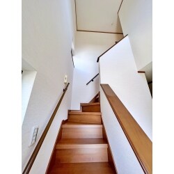 中古住宅をご購入後、階段に傷が多々あったためリフォームをさせて頂きました。
天井、壁のクロスも貼替、明るい印象になりました。