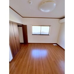 中古住宅をご購入後、リフォームをさせて頂きました。
天井、壁、床の張替えとクローゼット扉とドアも新しく致しました。