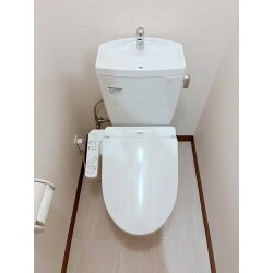 トイレリフォームを行いました。
トイレリフォームのタイミングで壁、床も新しく張替え清潔感ある空間に変わりました。