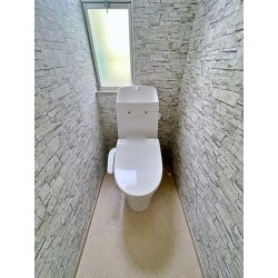 長年使用されておりましたのでトイレ、壁、天井、床の経年劣化が目立ちました。
トイレを新しく変え、壁、天井、床も新しく致しました。
オシャレなクロスにこだわった、清潔感ある素敵なトイレ空間に生まれ変わりました。
