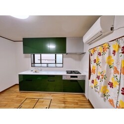 システムキッチンを新しくし、LDKの壁、天井のクロス張替えを行いました。
グリーンカラーのキッチンに変え、LDKの雰囲気がとても変わりました。