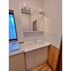 中古住宅をご購入後、リフォームをさせて頂きました。
経年劣化した洗面化粧台が、清潔感ある洗面化粧台になり気持ちがいいですね。
壁、天井のクロス張替えも同時に、行いました。
