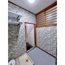 中古住宅をご購入後、脱衣場の壁、天井、床を新しく致しました。
収納棚も新設し、オシャレな脱衣場に生まれ変わりました。