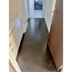 マンション脱衣場リフォームになります。
壁、天井、床を新しく致しました。
シックなデザインで素敵ですね。
