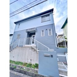 中古住宅をご購入後、外壁塗装を行いました。
外構の雑草等も除去し、スッキリとした庭が出来ました。
ブルーカラーが、上品な外観イメージで素敵ですね。