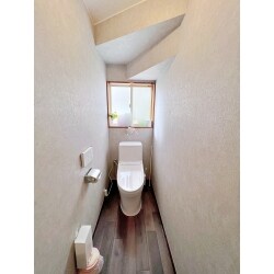 トイレ、トイレ内装リフォームを行いました。
トイレリフォームのタイミングで内装は壁、天井、床も新しく張替えを致しました。
清潔感ある空間に変わりました。