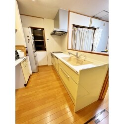 元々はステンレスのワークトップでしたが、人造大理石にする事でお手入れしやすいキッチンとなりました。
作業スペースも以前に比べ広くなり、使いやすくなったと喜んでくださいました。