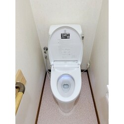 ウォシュレットのリモコンが壁についているので施工前より広く見え、以前よりお掃除がしやすくなりました。