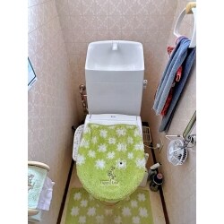ウォシュレットのリモコンが壁についているので施工前より広く見え、以前よりお掃除がしやすくなりました。