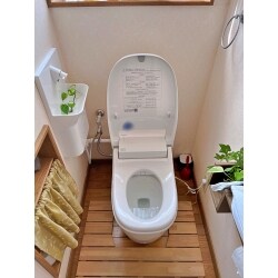 施工前はタンクが付いていましたが、施工後はタンクレストイレになり手洗い場は壁に付け、掃除がとても楽になり衛生面的にもよくなりました。