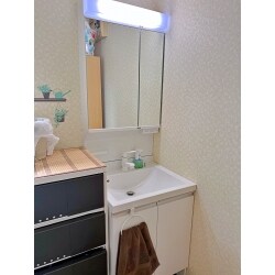 施工前は収納が丸見えで、水栓がまわすタイプが二つ付いていて温度調整が大変でしたが、施工後は鏡の中に収納スペースができ鏡の面積も広くなり見栄えもきれいになりました。
水栓も温度調整が施工前よりとても楽になりました。
