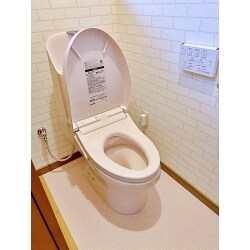 中古住宅をご購入後、リフォームをさせて頂きました。
トイレ交換のタイミングで壁、天井、床も新しく張替えを致しました。
トイレが新しくなり節水など機能もアップし、清潔感ある空間に変わりました。