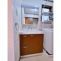 収納がたっぷりあり、物がスッキリ収納できました。
また人気の壁水栓で、お掃除もラクラク。
洗面ボールは高級感ある人造大理石になります。
洗面化粧台をリフォームするタイミングで、壁、天井、、床も新しく張替えを致しました。