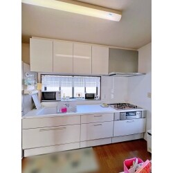 食器棚はそのまま使用したいとのことで、似た色のキッチンを探しておりました。
収納部分が多く、お手入れしやすいBbを気に入って頂けました。