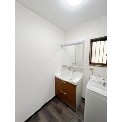 人大の綺麗なエポックをご提案致しました。
収納も増え、お手入れのしやすさ、デザインも気に入って頂けました。