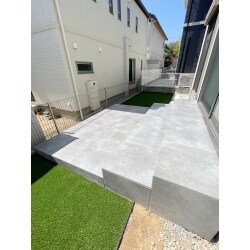 施工前は緑が無く見栄えが悪かったのですが、施工後は人工芝生を敷いてベランダ側にはタイルを設置して全体的にオシャレになりました。