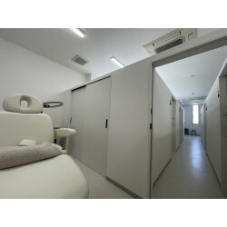 施術を行う際に使用する道具が増えてきているとのことでしたので物入を設置いたしました。新たに物入を確保するために壁を壊すなどは行っておりません。そのため短い期間で費用を抑えて設置することができました。