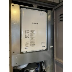 PS扉内後方排気型高温水供給式の24号タイプの給湯器をご提案させていただきました。
お好みの設定温度（約38～48℃）で設定湯量まで自動に湯はり。約80℃の高温水を供給し、追いだき気分でお湯を温めることができます。
たし湯だけではなくたし水（ぬる湯）もできるので、好みの温度でお風呂に入ることができます。低NOxで高い熱効率で環境にも配慮しています。
予約運転機能も付いています。
合わせて浴室と台所のリモコンも新しくなりました。