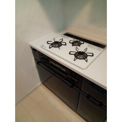 システムキッチンの交換と、天井のクロスの張替えを行いました。
機能的で使い勝手の良いキッチンになりました。
