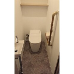 調子の悪くなっていたトイレをタンクレスにリフォームしました。壁紙とクッションフロアを張替えて落ち着いた雰囲気のトイレスペースになりました。