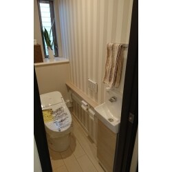 ストライプの壁紙でトイレスペースの雰囲気を一新