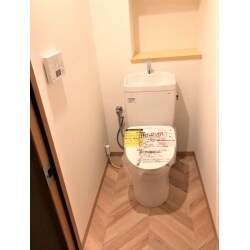  明るく落ち着ける雰囲気のトイレスペースへリフォーム